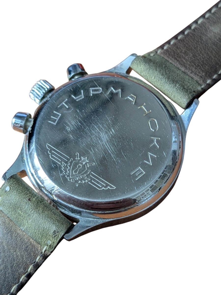 Orologio Sturmanskie Cronografo Calibro 3133 Anni 90 Russia 4 Orologio cronografo Sturmanskie vintage sovietico, fondello in acciaio inciso e cinturino in pelle, vista dettagliata.